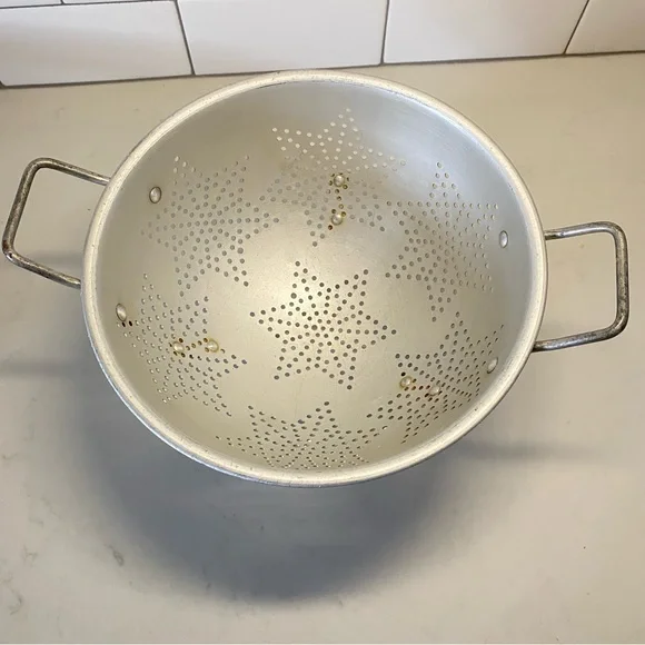 Mirro Aluminum Colander with Star Design - Picture 1 of 9